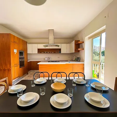 Urban Comfort 4 Bedroom Flat Apartmán *