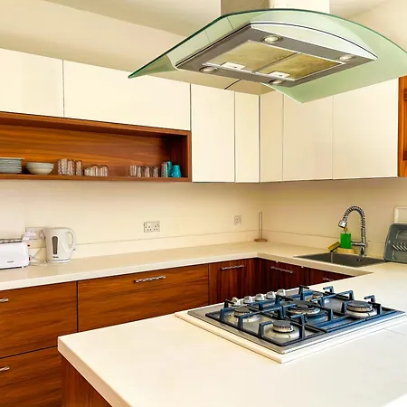 Urban Comfort 4 Bedroom Flat *