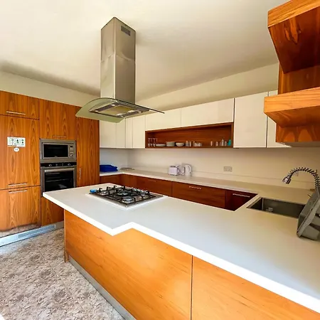 Urban Comfort 4 Bedroom Flat *