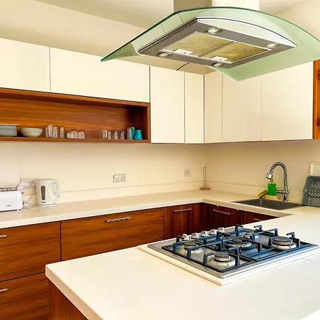 Urban Comfort 4 Bedroom Flat *