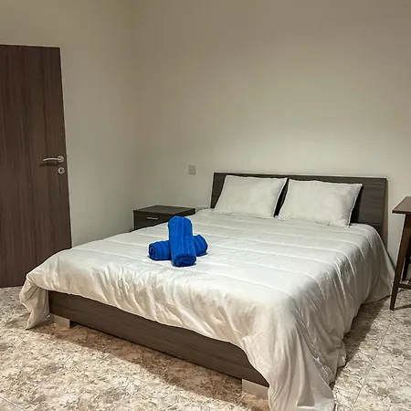 Urban Comfort 4 Bedroom Flat דירה